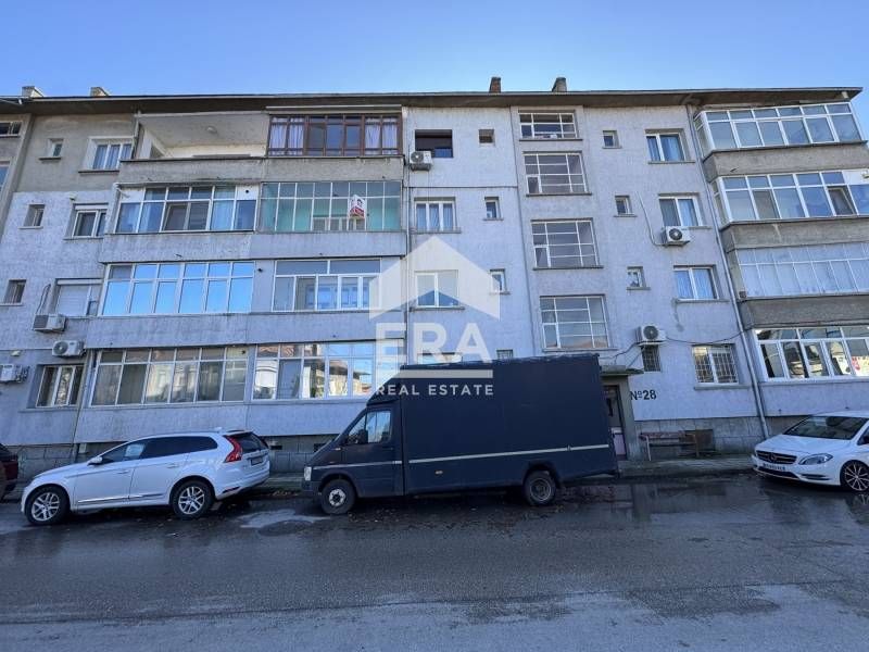 ЕКСКЛУЗИВНО! ЕРА Дръстър предлага за продажба просторен четиристаен ап