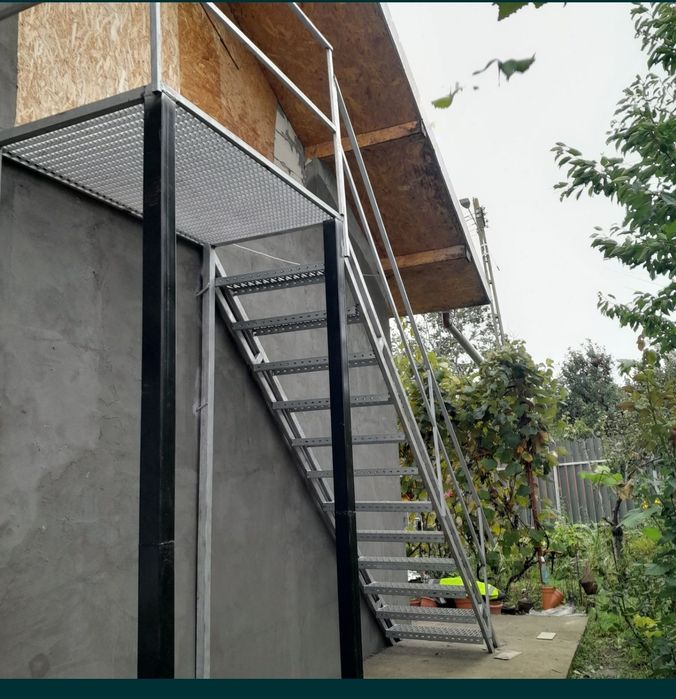 Vând scarii metalice zincate exterioare și pentru incendii , platforme