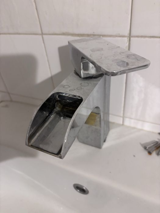 Керамична голяма бяла мивка със смесител и сифон и огледало за баня