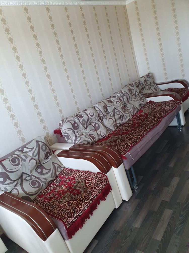 Диван с креслом в хорошем состоянии.