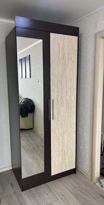 Продам шкаф с зеркалом , почти новый , размер 80х210. Цена 35000