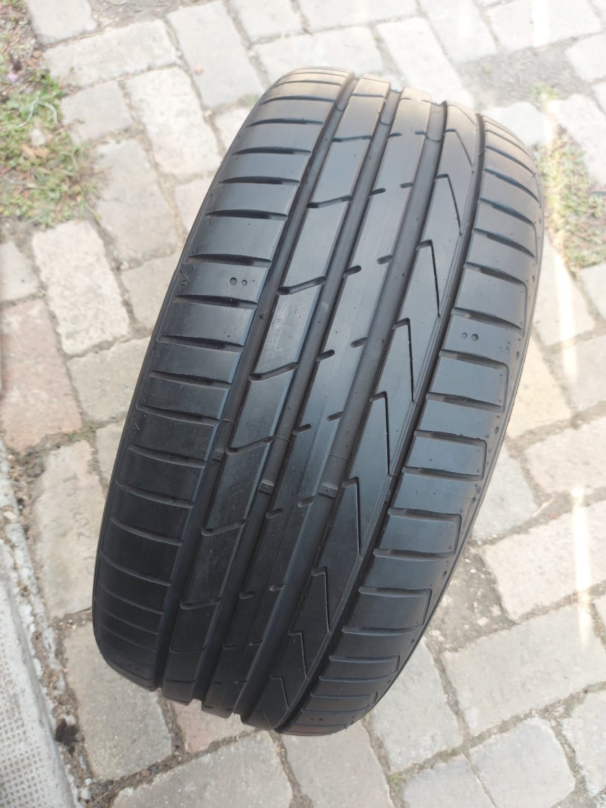 O bucată 225/45 R17 vară - una Dunlop Hankook