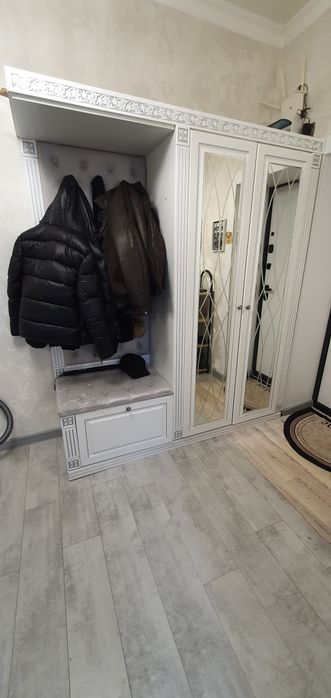 Продам прихожая почти новая