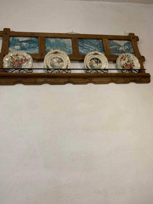 Cuier cu suport de farfuri