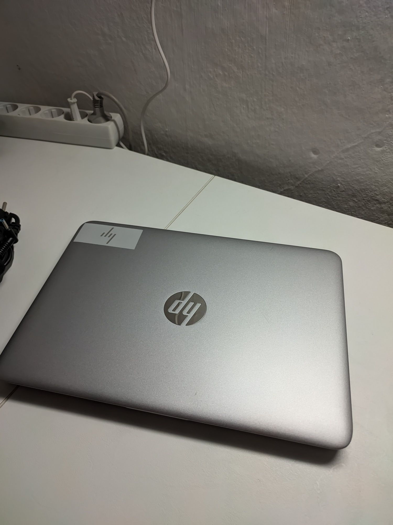HP Elitebook 820 G3 - 12.5" 1920x1080, I5-6300U, 12GB RAM, 128GB SSD