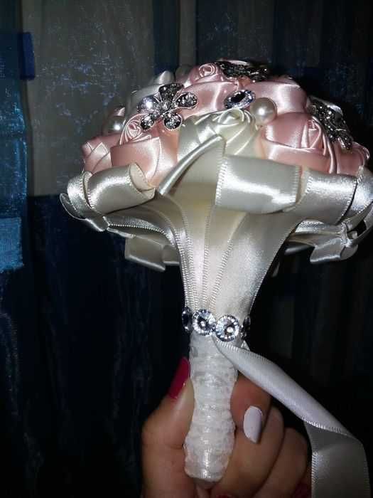 Buchet de mireasa/nasa cu brose si flori din satin