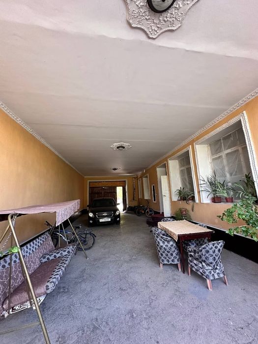 Карши шахарнинг марказидан 2 каватли  шинам ва катта майдонли ховли со