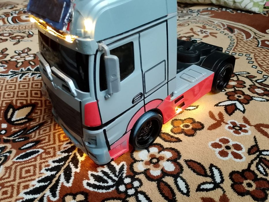 Camion Mercedes de jucărie tunat