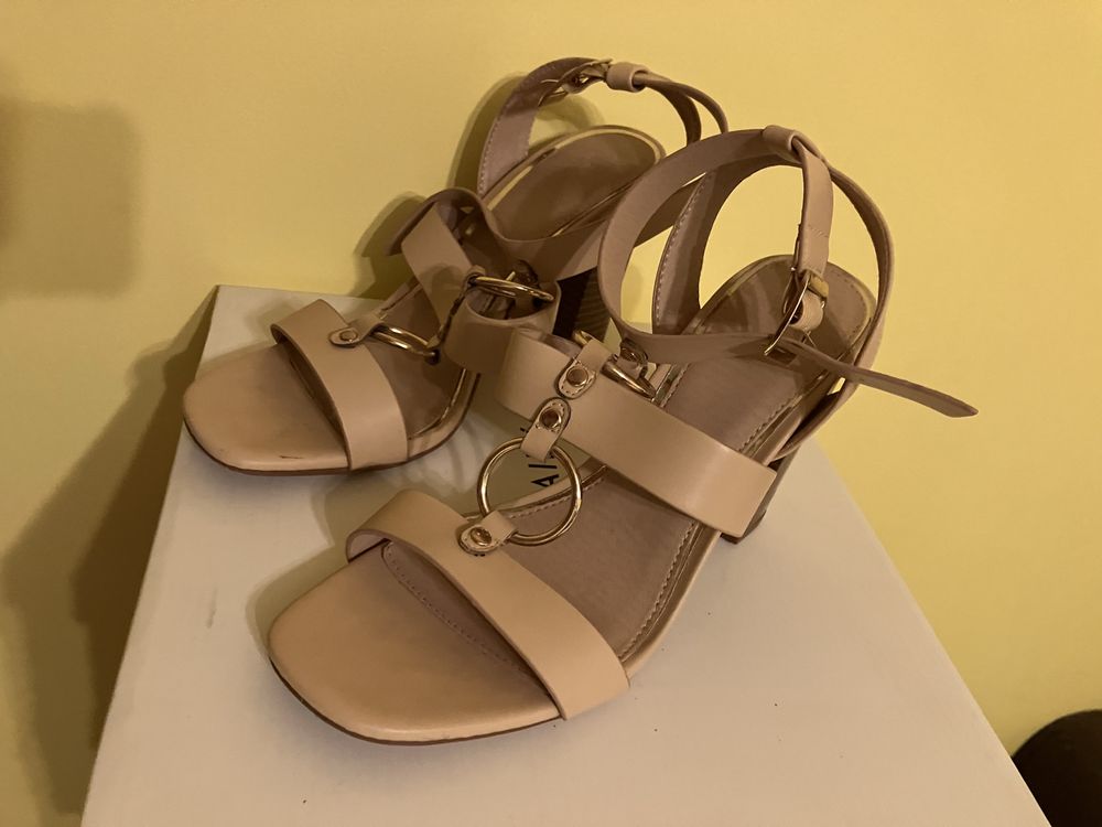 Sandale cu toc 38