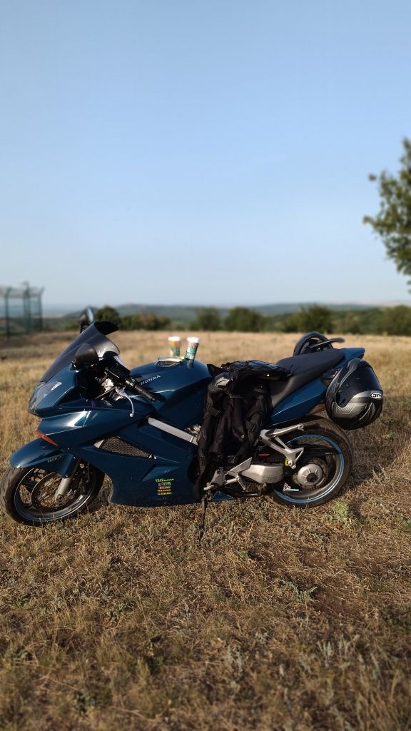 Vând sau schimb Honda vfr 800 v-tec 2005