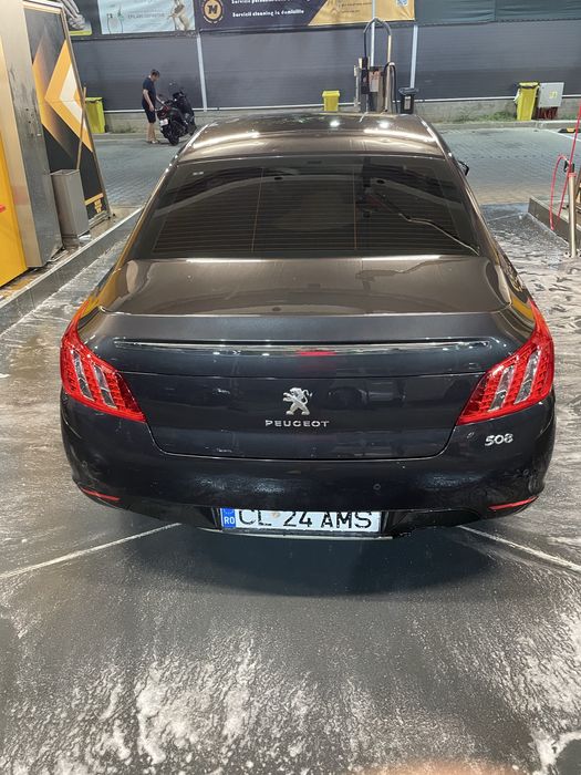 Vand aceasta masina in stare buna mici defecte din cauza varstei