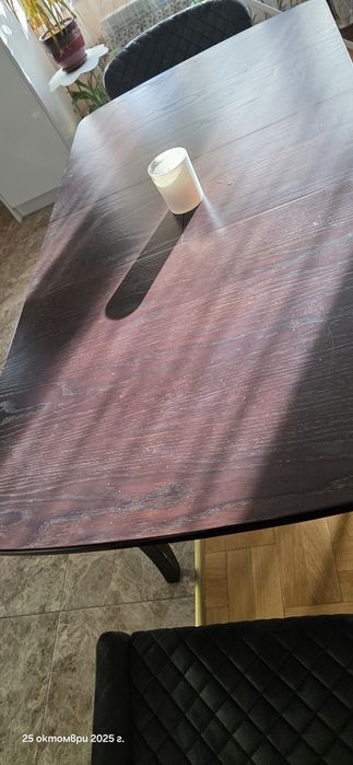 Трепезна маса за хранене