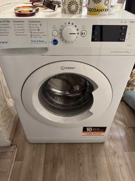 Продаю стиральную машинку Indesit (на запчасти или под ремонт).