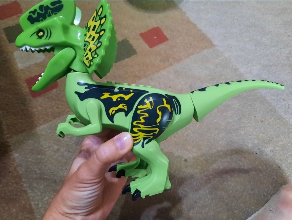 Продам динозавра дилофозавра