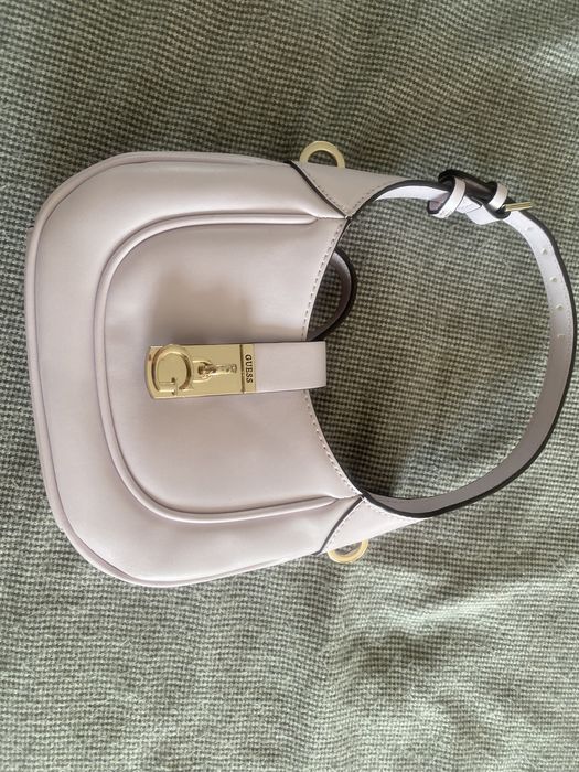 Малка чанта Guess в лилаво, носена веднъж