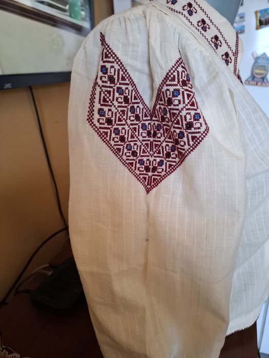 Риза с богата бродерия