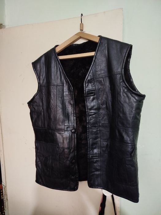 Продам кожаные безрукавки.