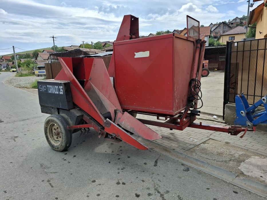 Vând culegatoare porumb