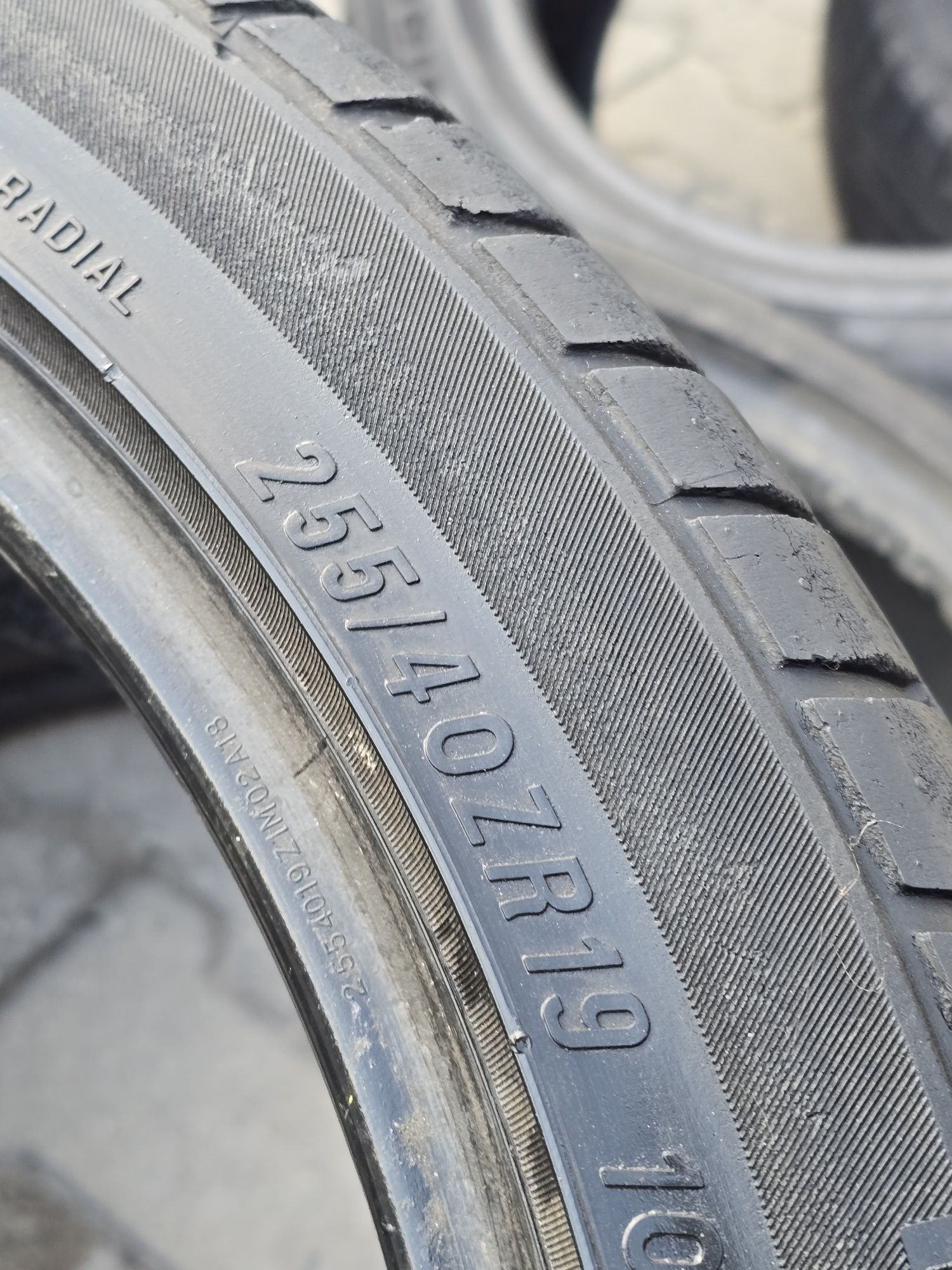 255 40 19 MAXXIS
