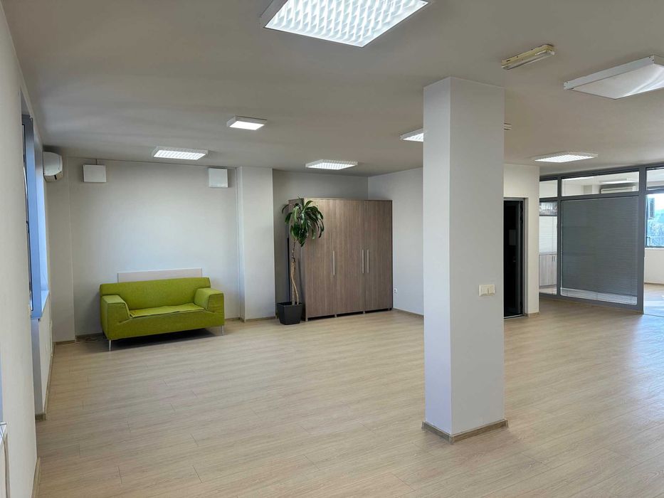 Слънчев и просторен офис под наем в София