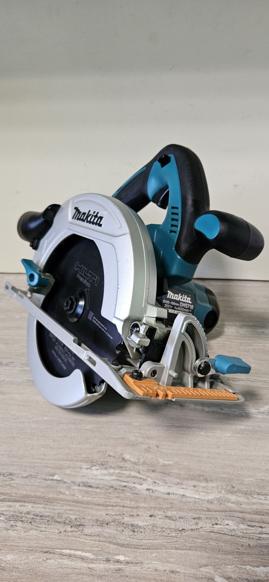 Makita Циркуляр DHS710 18+18V