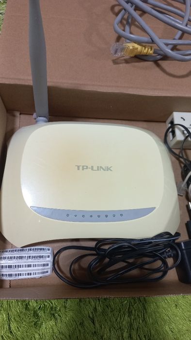 Роутер для вайфая,рабочий,в комплекте с проводами