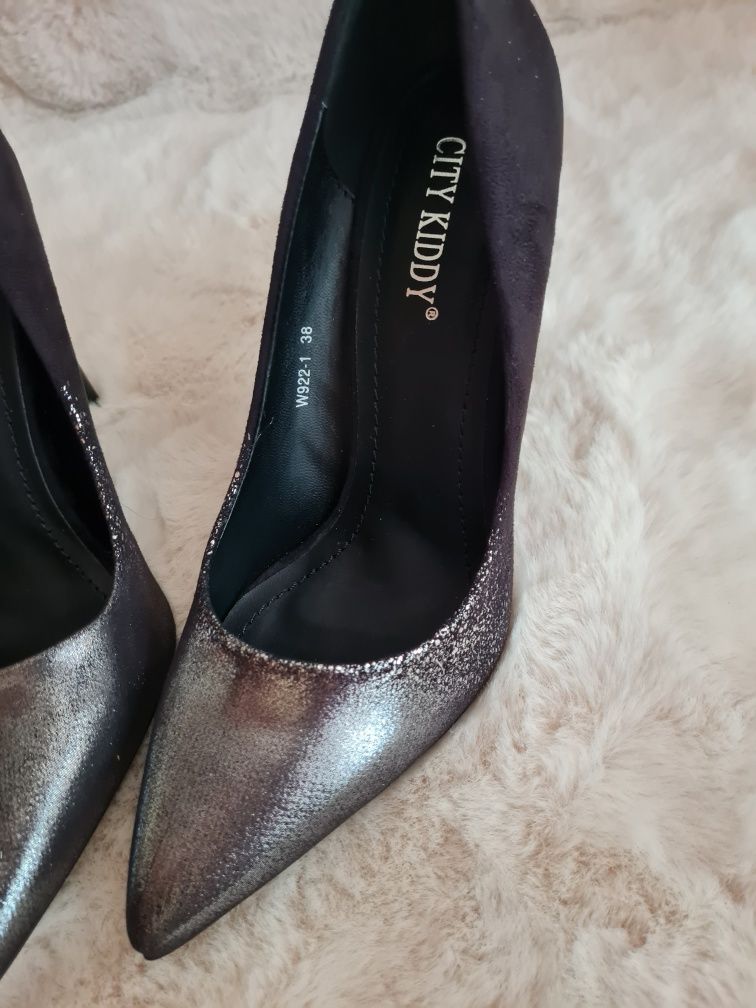 Pantofi stiletto