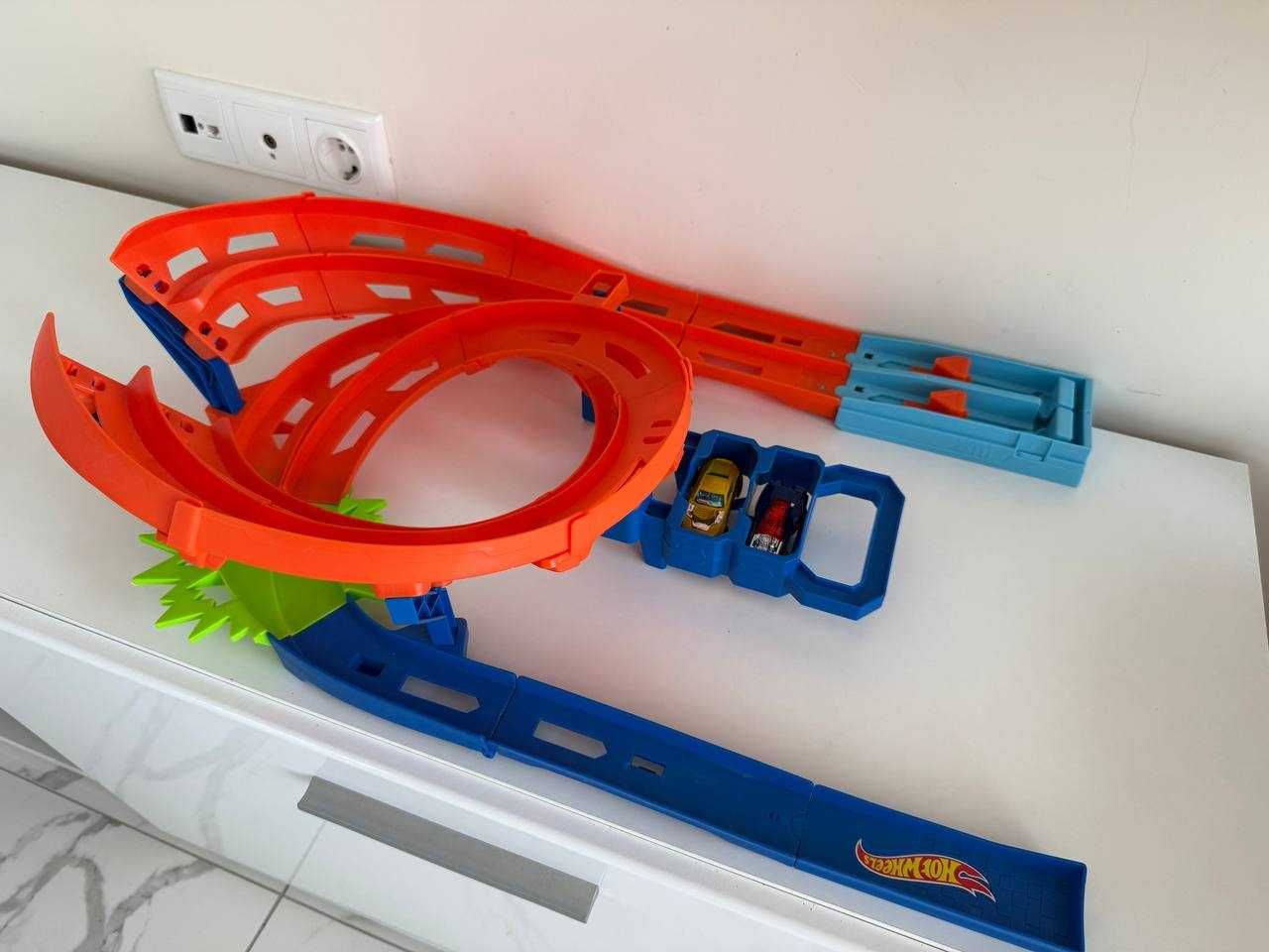 Писта писти Хотвилс с два автомобила Hot Wheels Whip Around Raceway