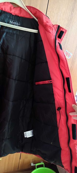 Мъжко зимно яке със стягащи връзки и сваляща се качулка