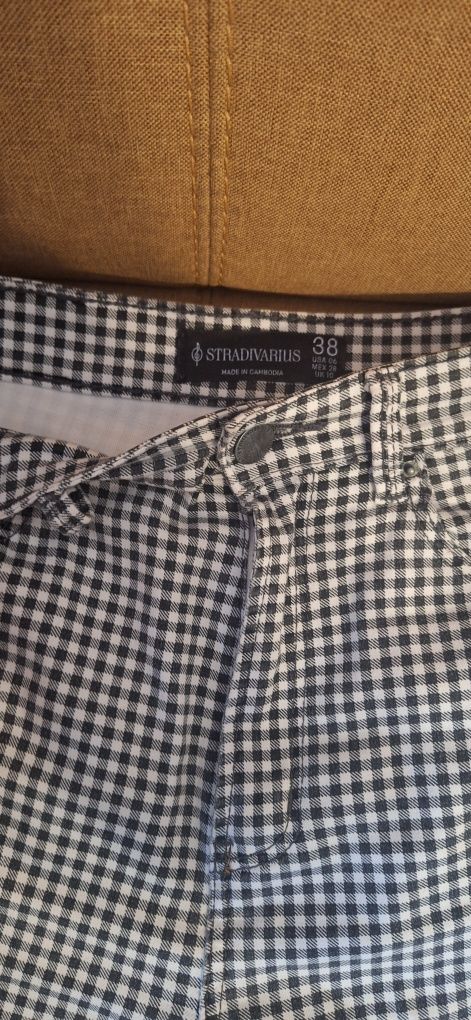 Blugi cu aplicatii sau pantaloni