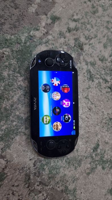 PS Vita oled + joc Fifa + card 8gb ,,arta ,finețe, colectie