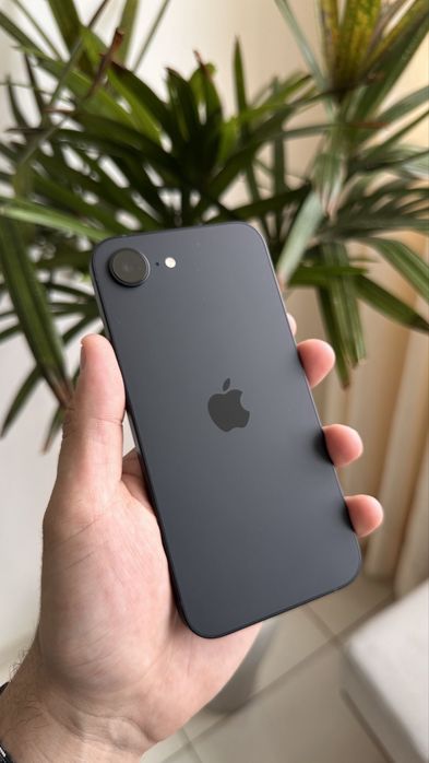 Iphone 16e 128 gb (black) на гарантии.