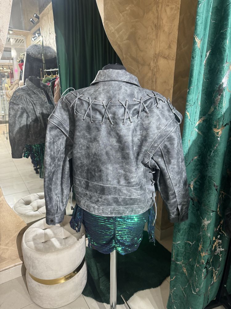 Vand geaca model Manokhi la 1250 lei