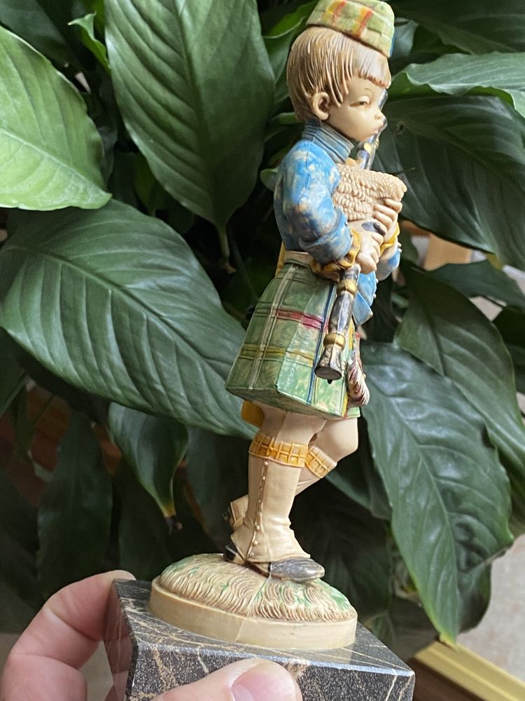 Figurina, statueta copil scotian 20cm, soclu din marmura de Carrara