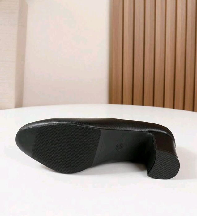 Нови кожени обувки номер 33