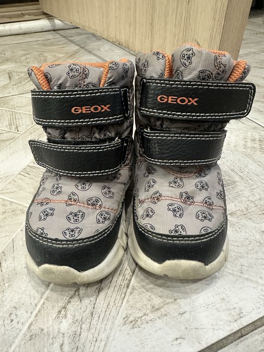 Продам осенюю обувь ,подойдет для мальчика и девочки GEOX фирменные.