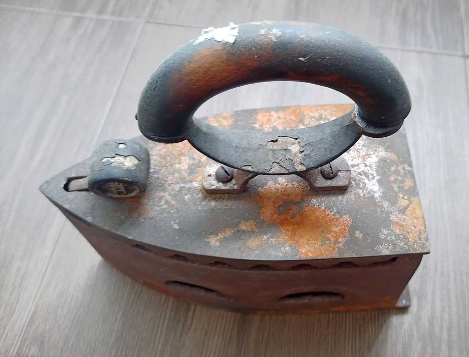 Fier de călcat vechi