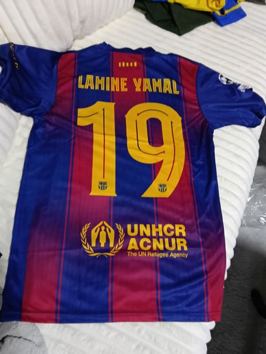 Vând 2 tricouri absolut noi, unul cu tot cu short.Fotbalisti celebri