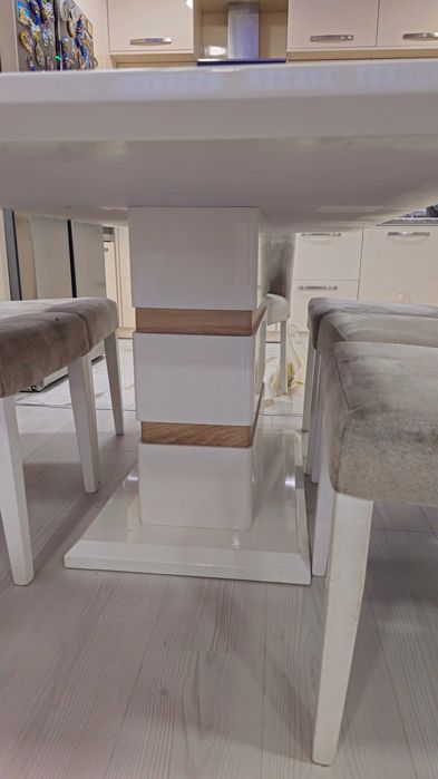 Луксозня трапезна маса от МДФ