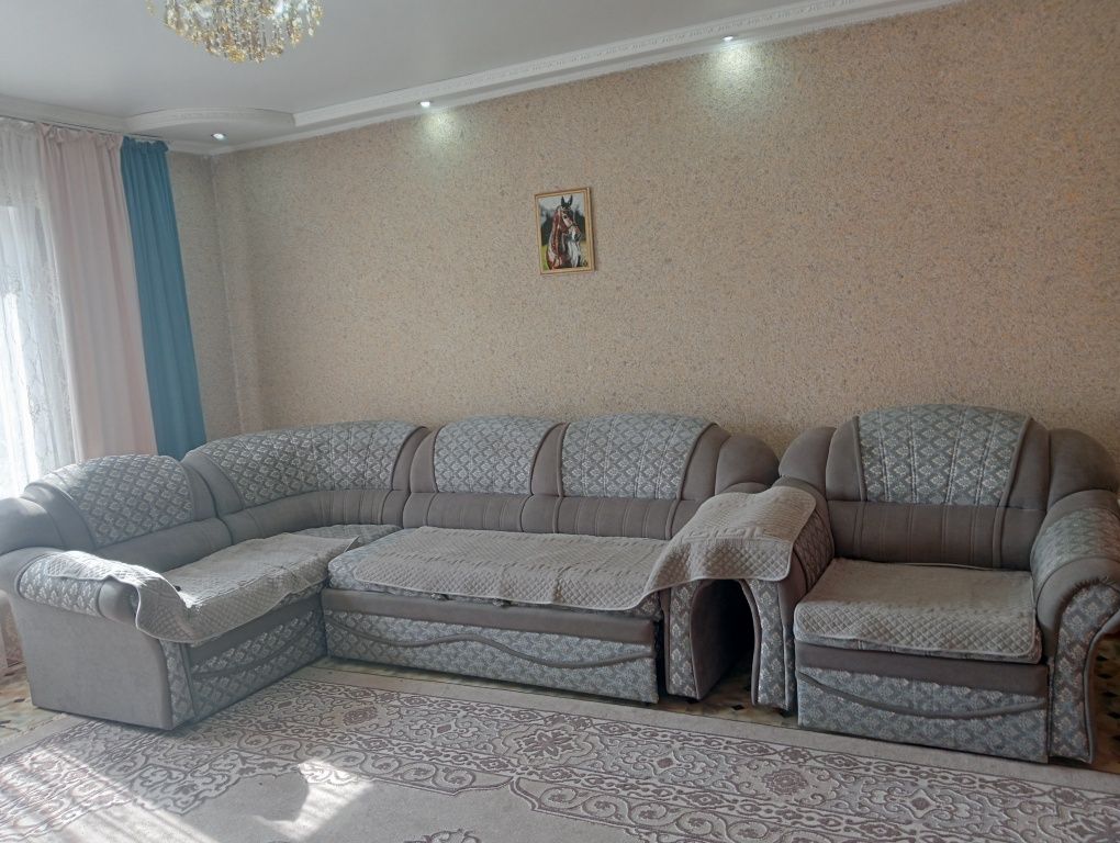 Продам угловой диван с креслом