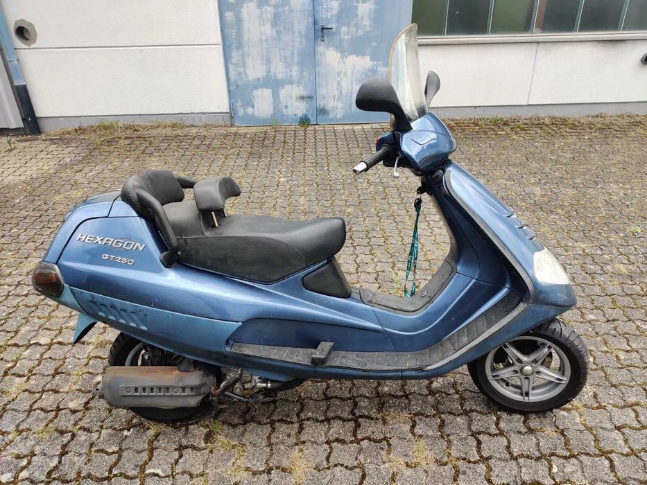 Scuter Piaggio Hexagon 31000Km de 250 cmc.