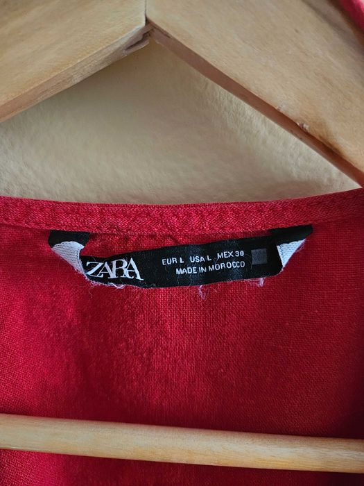 Приятна червена рокличка Зара