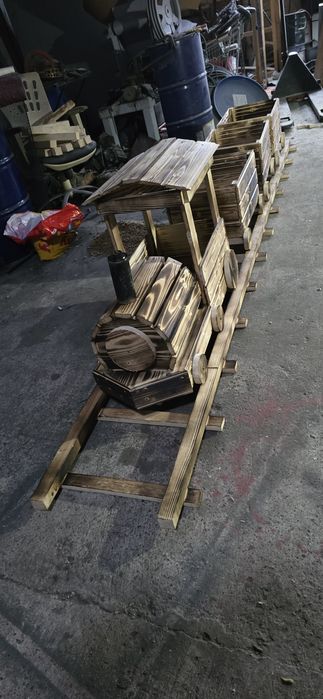 Trenulețul decorativ din lemn, lucrat manual, cu 3-5 vagoane la comand