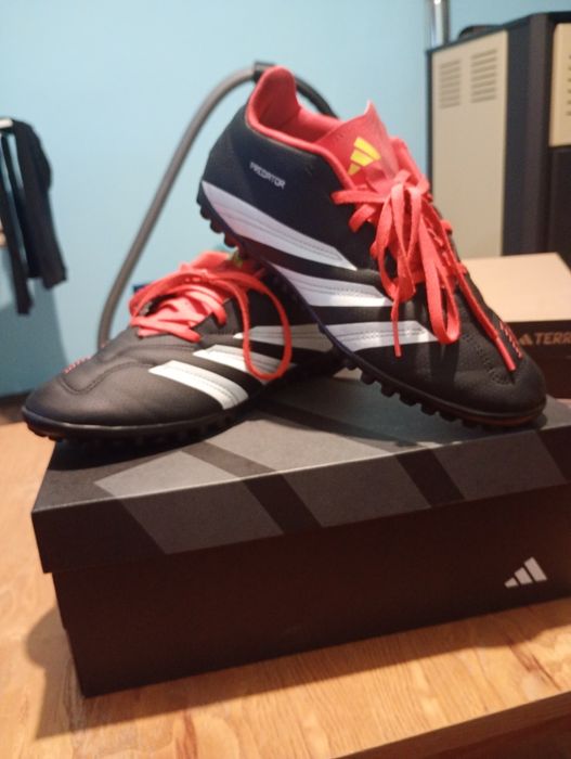 Футболни обувки стоножки Adidas Predator
