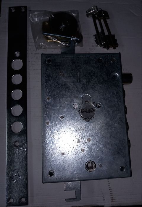 Тристранна заключваща се брава за входна врата.