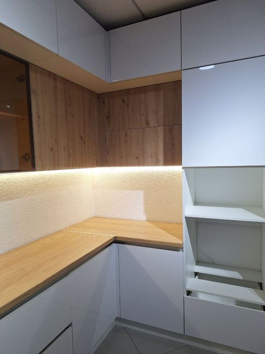 Zamonaviy G-shaklli oshxona shourumdan