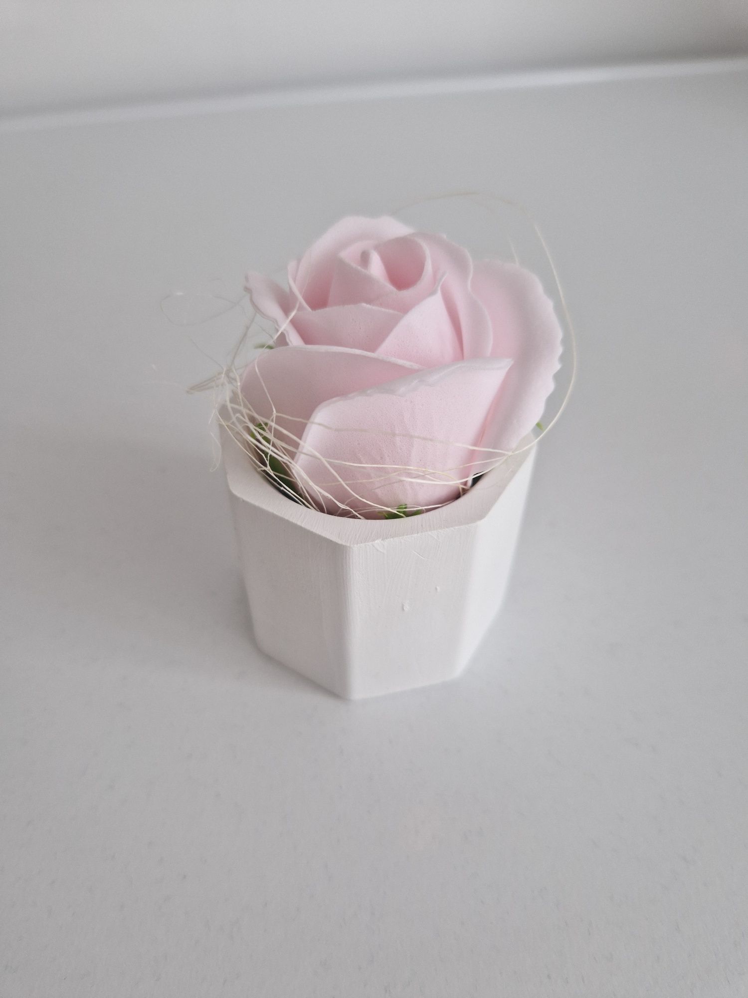Кашпа с ароматна сапунена роза