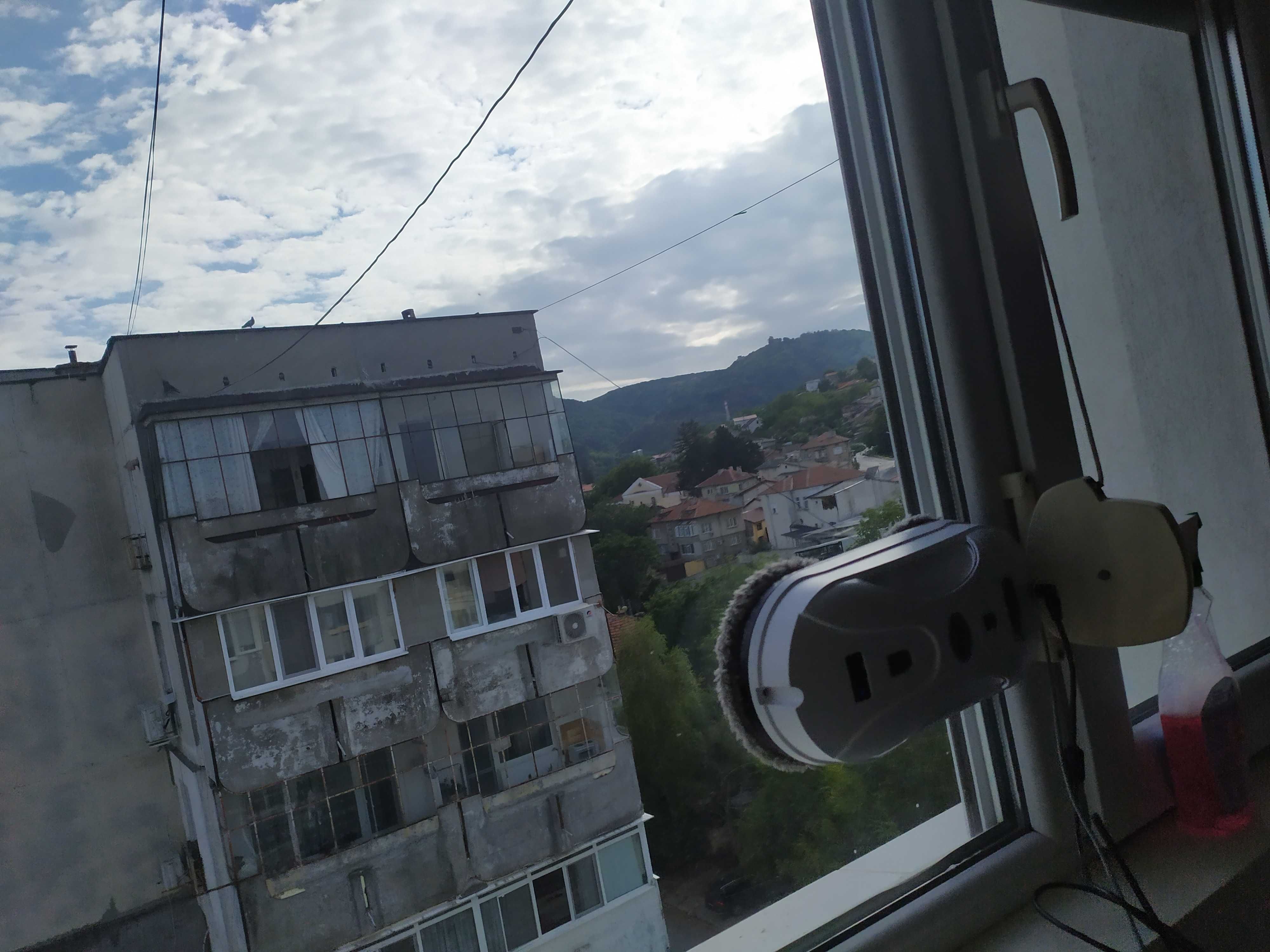 Робот за чистене на прозорци