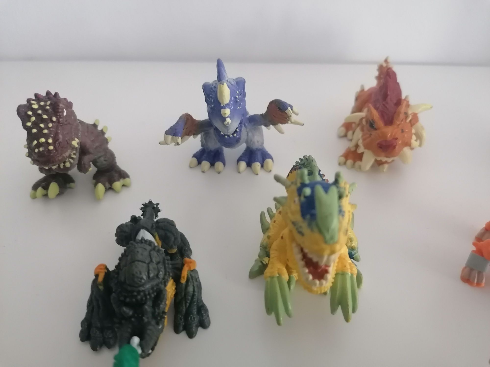 Figurine monstruleți și un dragon fioros