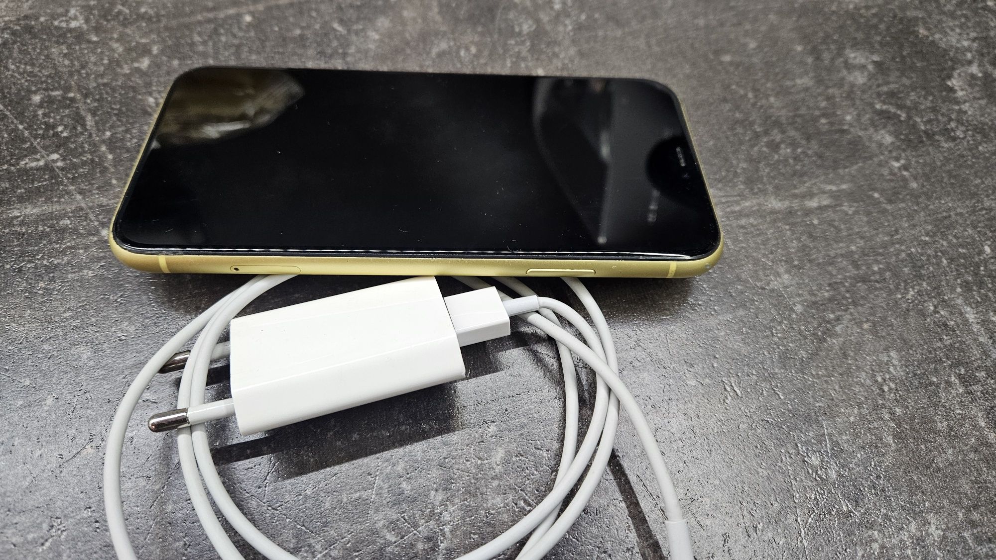 Iphone 11 /100% батерия + Зарядно